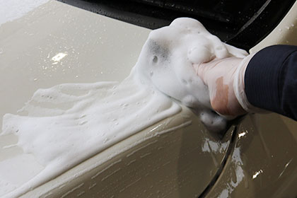 洗車用スポンジで洗う